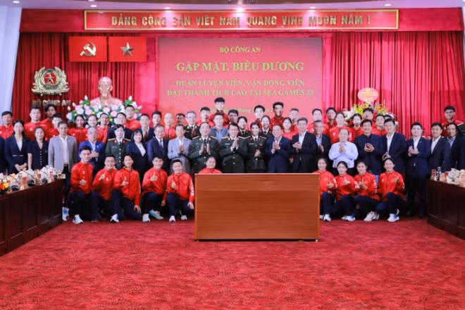 Các đồng chí lãnh đạo Bộ Công an và lãnh đạo Bộ Văn hóa, Thể thao và Du lịch chụp ảnh lưu niệm với các huấn luyện viên, vận động viên của Thể thao Công an nhân dân.