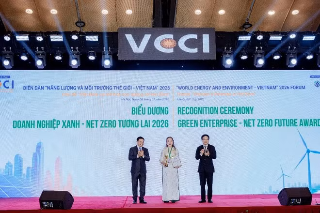 Bà Lý Thị Phi Loan, Chủ tịch Hội đồng quản trị Công ty cổ phần Nhựa Bình Minh Việt đón nhận Cúp và Chứng nhận Top 10 Doanh nghiệp xanh-Net Zero tương lai 2026 từ Phó Thủ tướng Chính phủ Nguyễn Văn Thắng và ông Hồ Sỹ Hùng, Chủ tịch Liên đoàn Thương mại và Công nghiệp Việt Nam (VCCI).