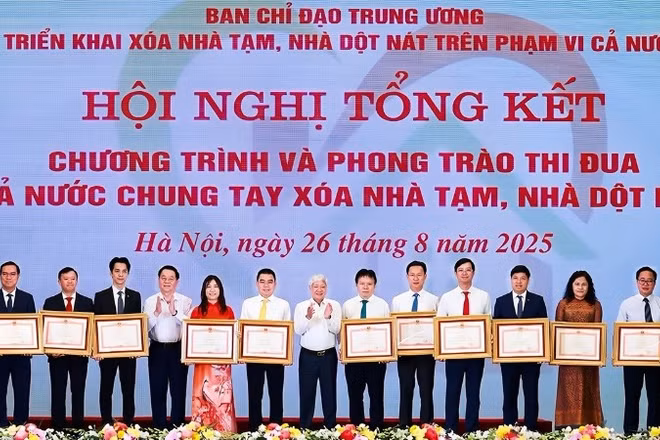 Ông Đàm Thế Thái, Phó Tổng giám đốc HDBank (đứng thứ 2 từ trái qua), đại diện Ngân hàng nhận bằng khen của Thủ tướng Chính phủ.