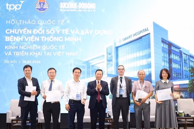 Phó Giáo sư, Tiến sĩ Trần Quý Tường, Chủ tịch Hội Tin học y tế Việt Nam (đứng giữa) và các chuyên gia tham dự hội thảo.
