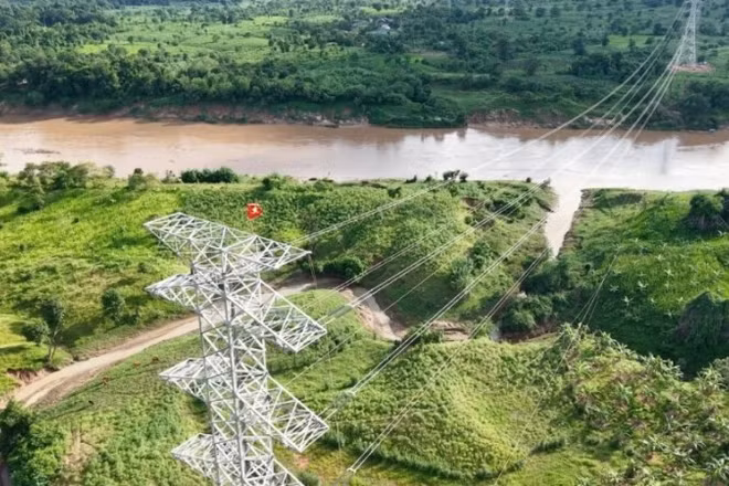 Sau hơn 6 tháng thi công thần tốc, tuyến đường dây truyền tải 220kV từ nhà máy điện gió Savan 1 trên lãnh thổ Lào đã được hoàn thành.