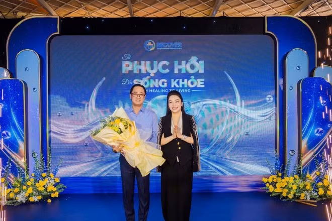 Tổng Giám đốc Nguyễn Thiên Linh tặng hoa Phó Giáo sư, Tiến sĩ, bác sĩ CKII Phan Minh Hoàng, Giám đốc Bệnh viện Phục hồi chức năng-Điều trị bệnh nghề nghiệp Thành phố Hồ Chí Minh.