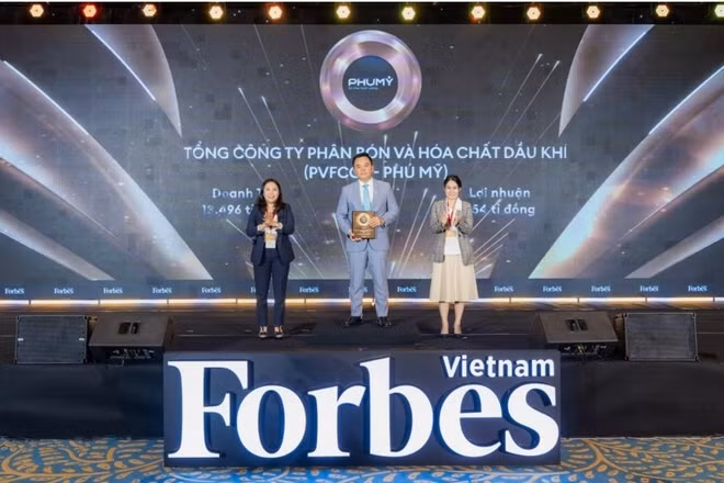 Ông Nguyễn Xuân Hòa - Chủ tịch HĐQT PVFCCo - Phú Mỹ nhận Danh hiệu Top 50 công ty niêm yết tốt nhất Việt Nam 2025.