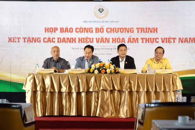 Các đại diện Ban tổ chức chương trình xét tặng Nghệ nhân Văn hóa Ẩm thực Việt Nam trao đổi tại họp báo.