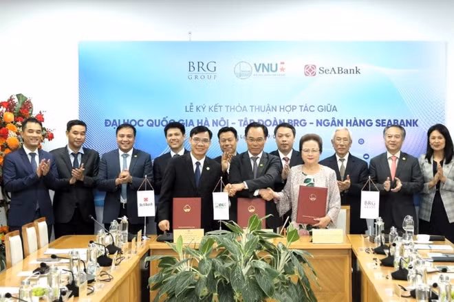 Đại diện Tập đoàn BRG, Ngân hàng SeABank và Đại học Quốc gia Hà Nội ký kết thỏa thuận hợp tác