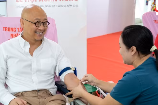 Tổng Giám đốc Prudential Việt Nam tham gia hiến máu tại sự kiện