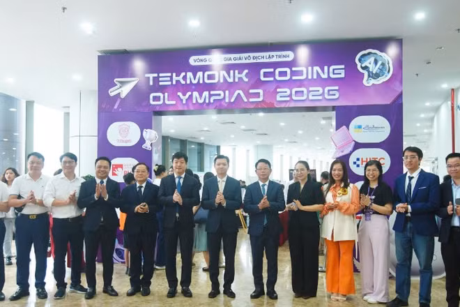 Các đại biểu đến tham quan khu vực thi đấu của cuộc thi Tekmonk Coding Olympiad.