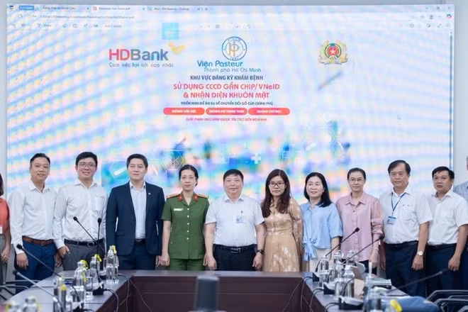 Đại diện PC06, Công an Thành phố Hồ Chí Minh, HDBank, Viện Pasteur tại Lễ ra mắt và chính thức vận hành hệ thống Kiosk y tế thông minh sáng nay, 9/9/2025 tại Viện Pasteur.