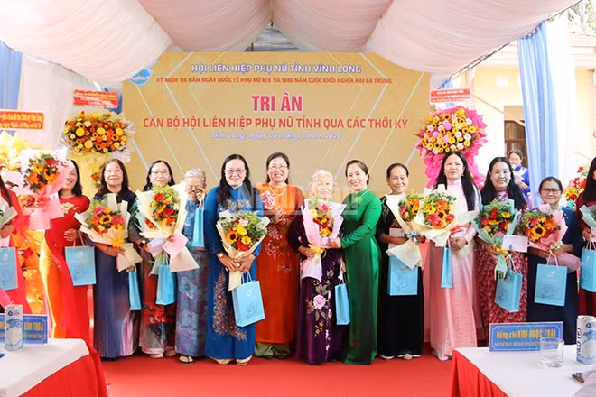 Nguyên cán bộ Hội phụ nữ tỉnh Vĩnh Long nhận quà nhân kỷ niệm 116 năm Ngày Quốc tế phụ nữ (8/3).