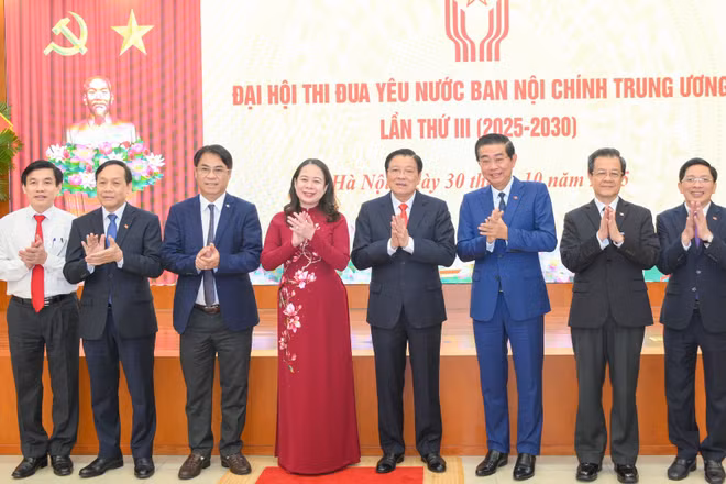 Đồng chí Phan Đình Trạc, Ủy viên Bộ Chính trị, Bí thư Trung ương Đảng, Trưởng Ban Nội chính Trung ương và Phó Chủ tịch nước Võ Thị Ánh Xuân, Phó Chủ tịch thứ nhất Hội đồng Thi đua-Khen thưởng Trung ương cùng các đại biểu tại Đại hội.