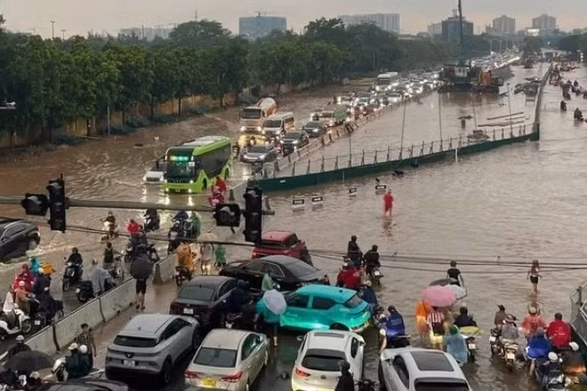 Mưa lớn ngày 31/7 gây ngập sâu tại đường Đàm Quang Trung, phường Long Biên. (Ảnh: Quang Minh)