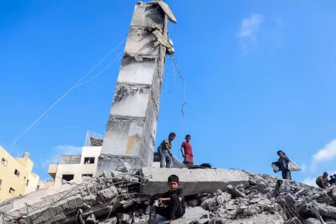 Một tòa nhà bị phá hủy sau các cuộc không kích tại Gaza. (Ảnh: TÂN HOA XÃ)