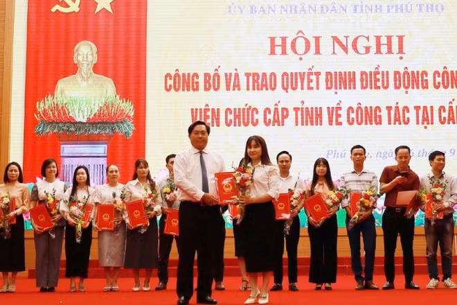 Chủ tịch Ủy ban nhân dân tỉnh Phú Thọ Trần Duy Đông trao quyết định và tặng hoa động viên các công chức, viên chức về tăng cường cho các xã.