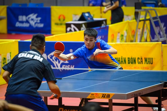 Các tay vợt nam Quân đội và Khánh Hòa đọ sức tại Giải vô địch bóng bàn quốc gia Báo Nhân Dân năm 2026. Ảnh: Bảo Long