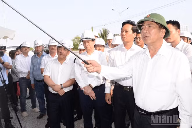 Bộ trưởng Xây dựng Trần Hồng Minh kiểm tra tiến độ Dự án mở rộng cao tốc Thành phố Hồ Chí Minh-Trung Lương-Mỹ Thuận.
