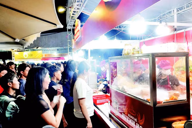 Người dân xếp hàng mua bánh mì tại Lễ hội bánh mì Việt Nam lần 4 (Ảnh MẠNH HẢO)