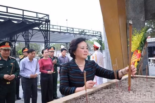 Phó Thủ tướng Phạm Thị Thanh Trà và Đoàn công tác dâng hương tại Nghĩa trang liệt sĩ quốc gia Đường 9.