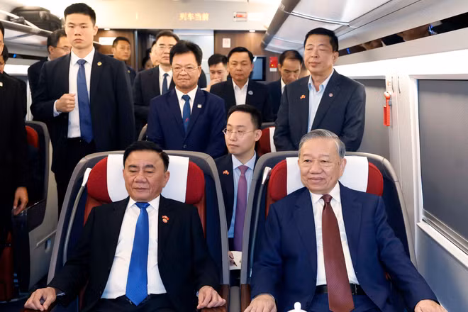 Lãnh đạo doanh nghiệp ngành đường sắt Trung Quốc tháp tùng Tổng Bí thư, Chủ tịch nước Tô Lâm trên tàu cao tốc đi thăm thành phố Nam Ninh. (Ảnh: TTXVN)