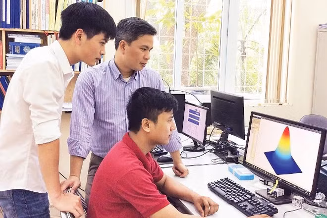 Các nhà khoa học trao đổi về điểm khác biệt của RSSCA với các hệ thống điện-nông khác. (Ảnh MINH TIẾN)