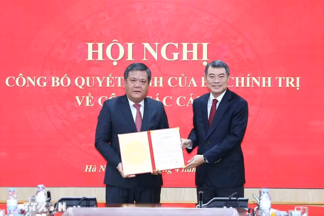 Đồng chí Lê Minh Hưng, Ủy viên Bộ Chính trị, Bí thư Trung ương Đảng, Trưởng Ban Tổ chức Trung ương trao Quyết định của Bộ Chính trị cho đồng chí Trần Phong. (Ảnh: TTXVN)
