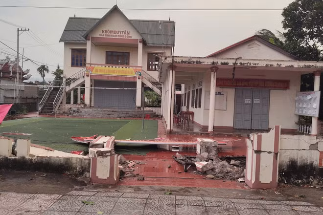 Lốc xoáy khiến cổng nhà văn hóa thôn Duy Tân, xã Lao Bảo, tỉnh Quảng Trị bị sập và hư hỏng nặng.