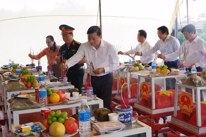 Chủ tịch Ủy ban nhân dân tỉnh Quảng Trị Lê Hồng Vinh cùng đoàn công tác thành kính dâng hương tưởng niệm các Anh hùng liệt sĩ tại Đền thờ liệt sĩ Trung đoàn 88, Sư đoàn 308 ở khu vực Câu Nhi, xã Nam Hải Lăng. (Ảnh: XUÂN DIỆN)