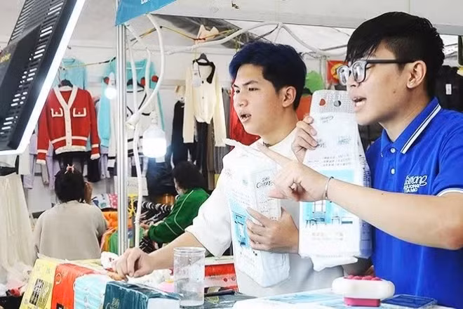 Xu hướng bán hàng qua nền tảng livestream đang phát triển mạnh mẽ. (Ảnh: NAM NGUYỄN)