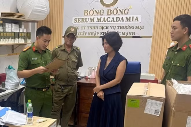 Cơ quan Cảnh sát điều tra Công an tỉnh Đắk Lắk thi hành lệnh khám xét khẩn cấp đối với bị can Nguyễn Thị Lựu. (Ảnh: Công an tỉnh Đắk Lắk)