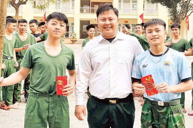 Lìa Xuân Ngọc (hàng đầu, bên trái) trong một lần tham gia hoạt động ngoại khóa tại Học viện Biên phòng.