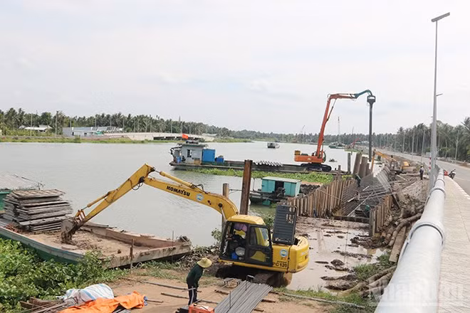 Xây kè sông thuộc dự án hạ tầng hồ chứa nước ngọt dọc bờ sông Láng Thé, xã Bình Phú, tỉnh Vĩnh Long.