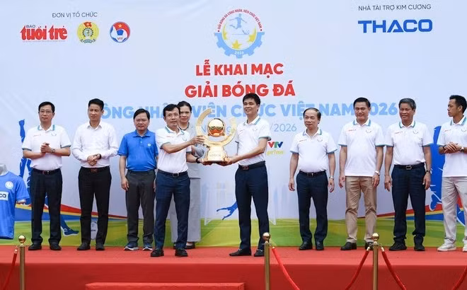 Ban Tổ chức giải giới thiệu Cúp vô địch tại lễ khai mạc.