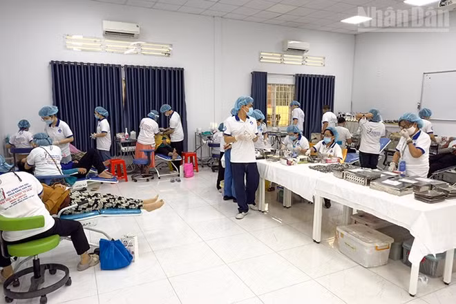 Các bác sĩ khám bệnh cho người dân.