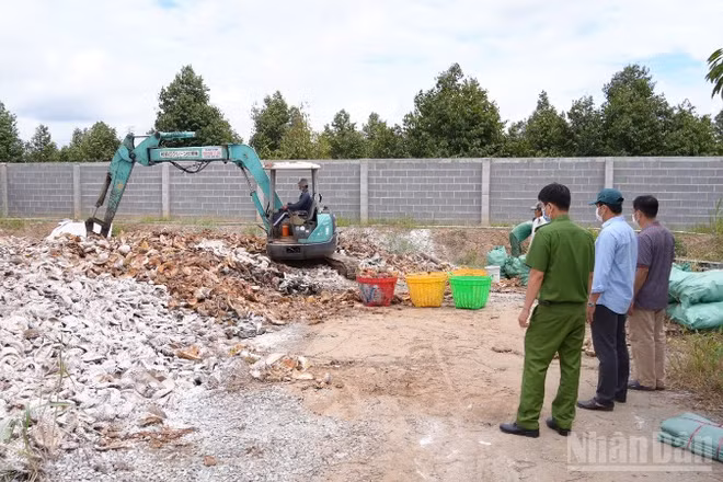 Lực lượng chức năng làm việc tại điểm đổ chất thải gây ô nhiễm môi trường trên địa bàn xã Ngũ Hiệp, tỉnh Đồng Tháp. (Ảnh: Trọng Tín)