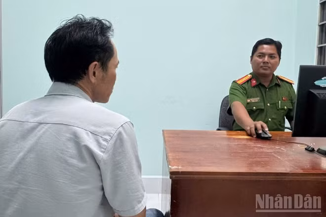 Công an xã Ngũ Hiệp làm việc một trong các đối tượng có liên quan.