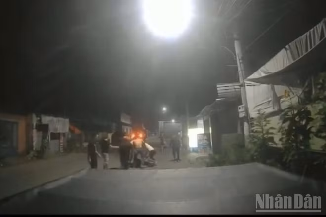 Hình ảnh do camera hành trình trên xe ô-tô ghi lại.