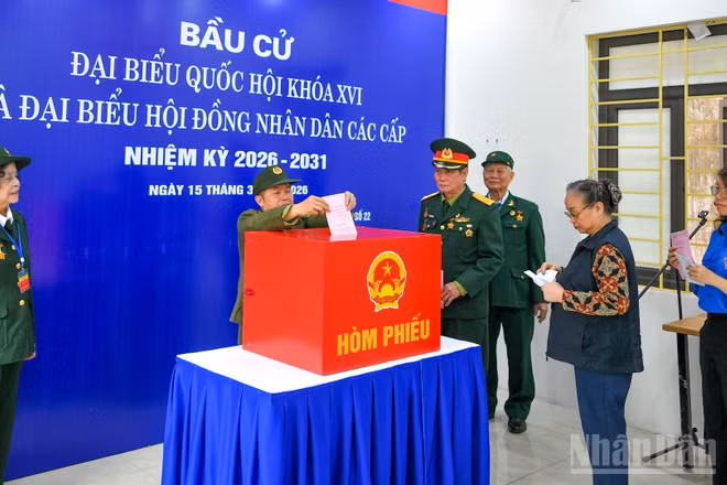 Quy trình hướng dẫn cử tri bỏ phiếu được thực hành nhằm bảo đảm đúng quy định trong ngày bầu cử.
