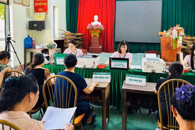 Phòng giao dịch Ngân hàng Chính sách xã hội Đan Phượng có buổi giao dịch tại Nhà văn hóa cụm 11, Tân Lập, xã Ô Diên, Hà Nội. (Ảnh DIỆU THƯƠNG)