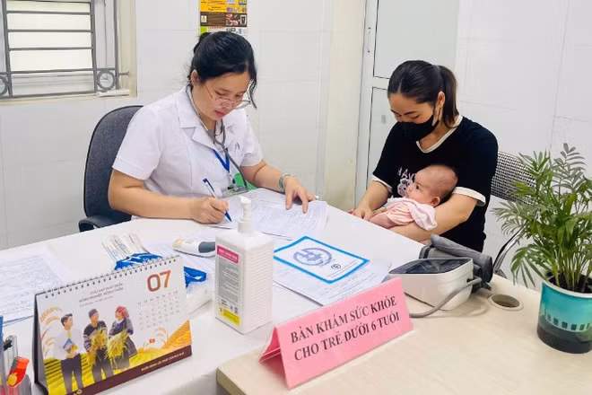 Bàn khám sức khỏe cho trẻ dưới 6 tuổi trên địa bàn xã Ô Diên.