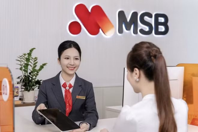 Giáo dịch khách hàng tại chi nhánh ngân hàng MSB.