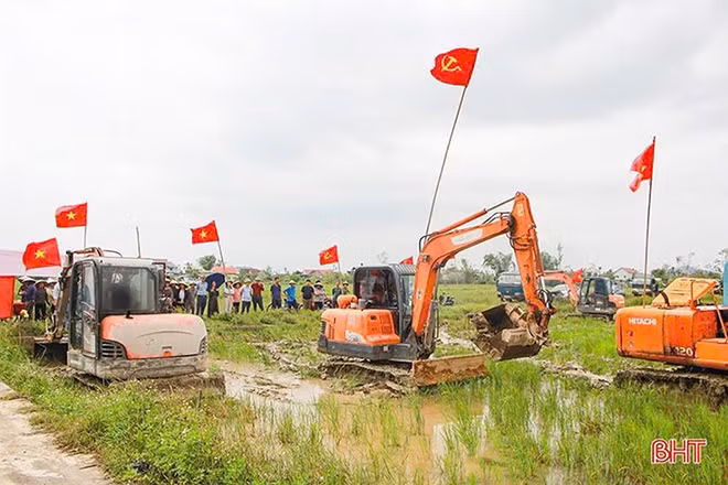 Xã Gia Hanh (Hà Tĩnh) ra quân phá bờ vùng bờ thửa, tập trung ruộng để sản xuất quy mô lớn.