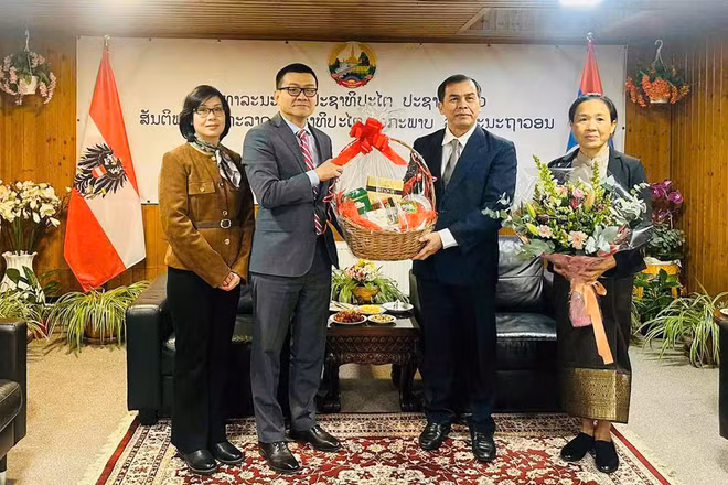 Đại sứ Vũ Lê Thái Hoàng chúc mừng Đại sứ Lào Khampheng Douangthongla.