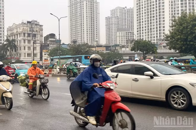 Hà Nội ngày có mưa vài nơi, sáng sớm có sương mù và sương mù nhẹ rải rác. (Ảnh minh họa: Đ.T)