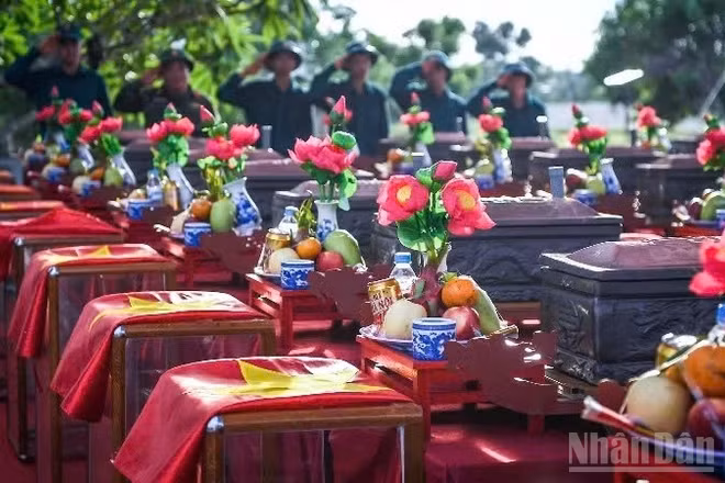 Lễ truy điệu và an táng quân tình nguyện và chuyên gia Việt Nam hy sinh tại nước bạn Lào quy tập về Nghĩa trang liệt sĩ Nghi Lộc (Nghệ An). (Ảnh: THÀNH ĐẠT)