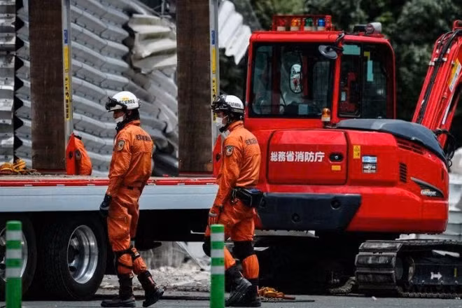 Lực lượng cứu hỏa được triển khai đến hiện trường vụ động đất. (Ảnh TÂN HOA XÃ)