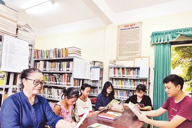 Thư viện làng Bình Vọng đã và đang thu hút nhiều bạn đọc ở các lứa tuổi khác nhau. (Ảnh Văn Học) 