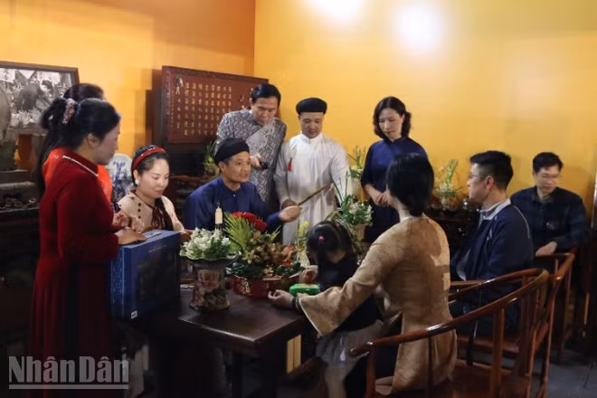 Không gian giới thiệu sinh hoạt văn hóa của người Hà Nội trong dịp Tết thu hút đông đảo du khách. 