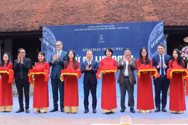 Các đại biểu cắt băng khai mạc không gian trưng bày.