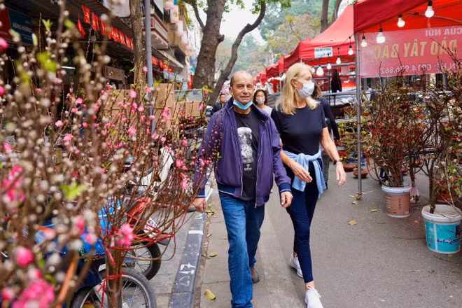 Chợ hoa xuân phố cổ Hà Nội không chỉ thu hút người dân thành phố, mà còn là điểm đến của khách quốc tế.