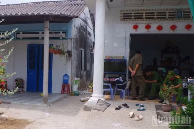 Công an xã Tân Hương xác minh, điều tra tại hiện trường vụ việc.
