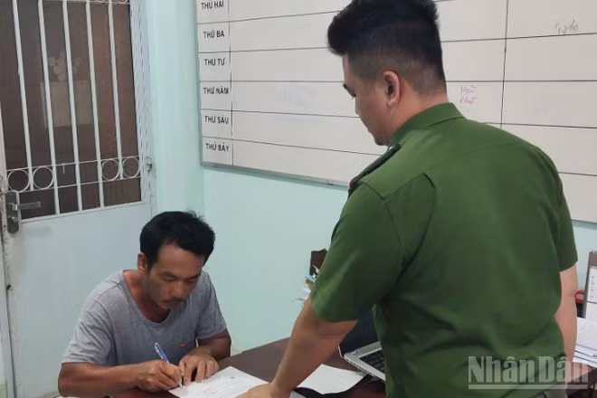 Nguyễn Văn Tuấn tại cơ quan công an.